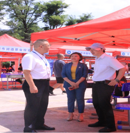 持续开展大型校园招聘会，促进毕业生高质量就业