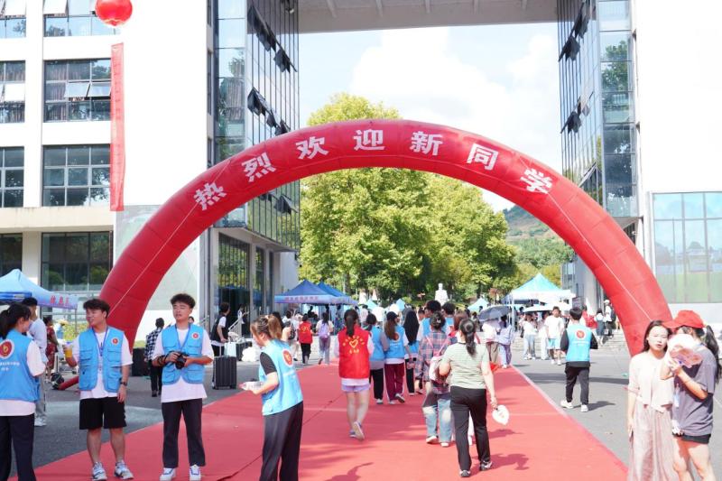 迎新！黔南职院2023级新生来报到