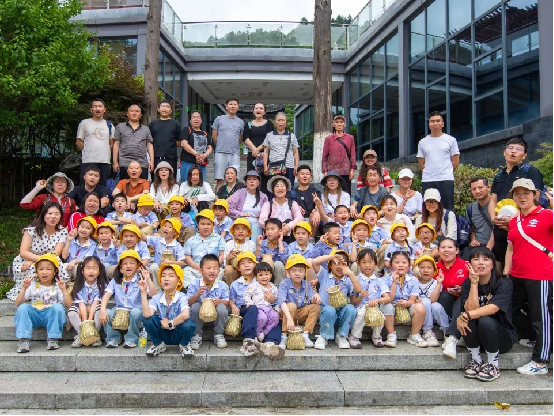 这才是六一的仪式感！都匀ABC幼儿园千名萌娃在黔南职院解锁“茶香+蓝染+手作”成长礼