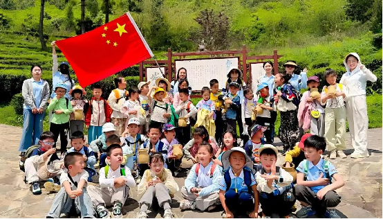 没有手机的一天能干嘛？黔南职院研学旅游景区的茶山研学给出满分答案