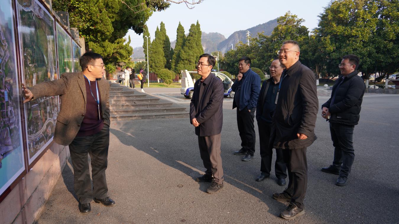 ​省教育厅副厅长杨天仪一行到黔南职院开展“四下基层”调研