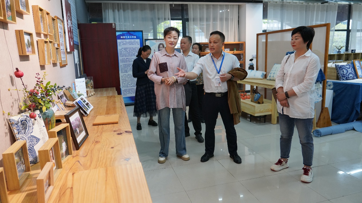 黔南州老年大学到学院开展教学交流座谈会