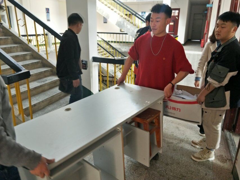 会计系学生会帮助教师整理办公室